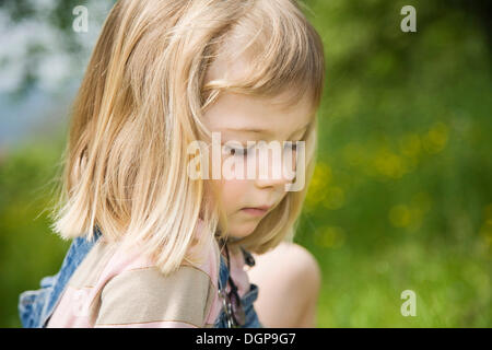 Mädchen tief in Gedanken, Porträt Stockfoto