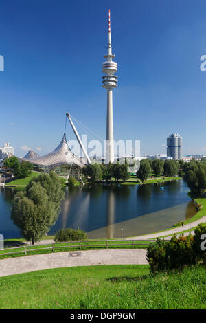 Der Olympiapark München, Ort der Spiele 72, im Bau ...