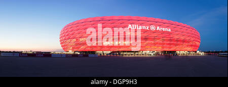 Allianz Arena beleuchtet, München, Bayern, Oberbayern Stockfoto