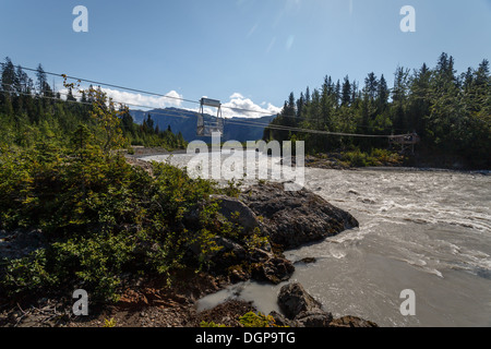 Überquerung des Flusses mit Kabel Riemenscheibe Cart in Alaska Wildnis Stockfoto