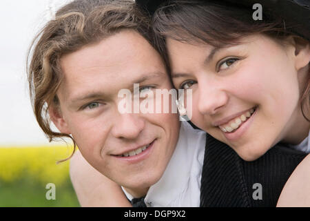 Junge Frau umarmt ihr partner Stockfoto