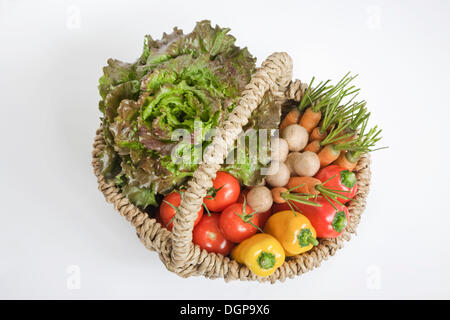 Korb mit frischem Gemüse Stockfoto