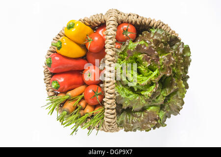 Korb mit frischem Gemüse Stockfoto