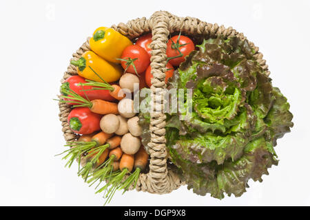 Korb mit frischem Gemüse Stockfoto