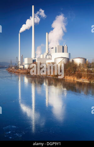 Eisige Neckar und Strom zu Pflanzen, Altbach, Baden-Württemberg Stockfoto