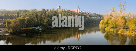 Bad Wimpfen spiegelt sich in den Neckar im Herbst, Bad Wimpfen, Bad-Württemberg Stockfoto