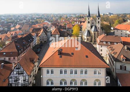 Blick vom Turm auf die Altstadt und die evangelische Kirche in Bad Wimpfen, Bad-Württemberg Blauer Turm Stockfoto