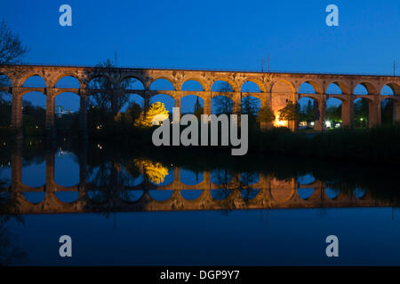 Viadukt spiegelt sich in den Neckar, Bietigheim, Baden-Württemberg Stockfoto