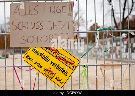 Verbotsschilder und Protest-Plakate gegen Stuttgart 21-Bahn-Projekt, Schlossgarten, Schlossgarten, Stuttgart Stockfoto