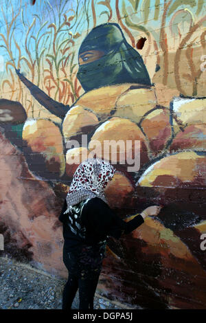 Nablus, West Bank, palästinensischen Gebiet. 24. Oktober 2013. Ein palästinensische Künstler malt eine Wandbild Darstellung palästinensische Erbe im Westjordanland Stadt von Nablus, auf Kredit-24. Oktober 2013: Nedal Eshtayah/APA Images/ZUMAPRESS.com/Alamy Live News Stockfoto