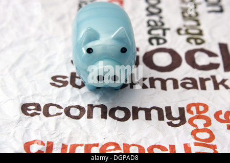 Wirtschaft-Text auf weißem Papier mit Sparschwein Stockfoto