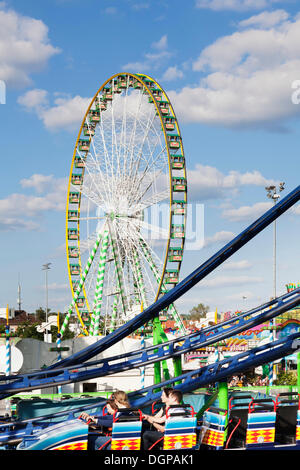 Achterbahn und Riesenrad, Cannstatter Wasen, Cannstatter Volksfest, Frühling Festival, Messe, Stuttgart Stockfoto