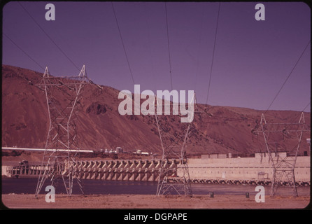 Der Dalles Dam am Columbia River mit seinem Kraftwerk-Sammelsystem, einem Schlüsselelement der Wasserkrafterzeugung. Stockfoto