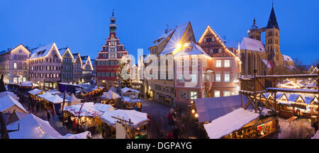 Weihnachtsmarkt am Marktplatz-Platz von Esslingen mit dem alten Rathaus und der Stadt St. Dionys, Esslingen am Neckar Stockfoto