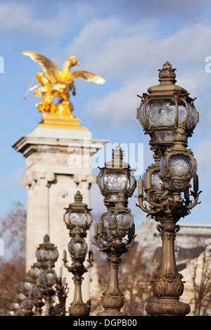 Straßenbeleuchtung auf Brücke Pont Alexandre, Paris, Ile de France, Frankreich Stockfoto