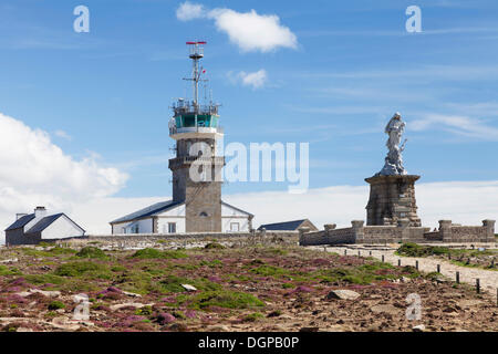 Leuchtturm und die Notre Dame des Naufragés, unsere Liebe Frau von Shipwrecked Denkmal, Pointe du Raz, Sizun, Bretagne, Frankreich Stockfoto