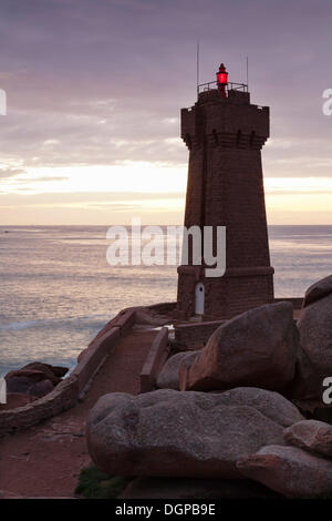 PHARE de Ploumanac'h oder Phare de Mean Ruz Leuchtturm an der Côte de Granit Rose oder rosa Granit Küste, Ploumanac'h, Bretagne Stockfoto