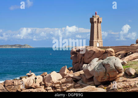 PHARE de Ploumanac'h oder Phare de Mean Ruz Leuchtturm an der Côte de Granit Rose oder rosa Granit Küste, Ploumanac'h, Bretagne Stockfoto
