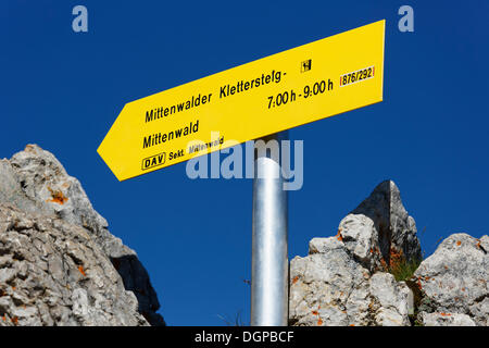 Wegweiser, Noerdliche Linderspitze Berg, Mittenwalder Klettersteig Klettersteig, auch bekannt als Mittenwalder Hoehenweg Stockfoto