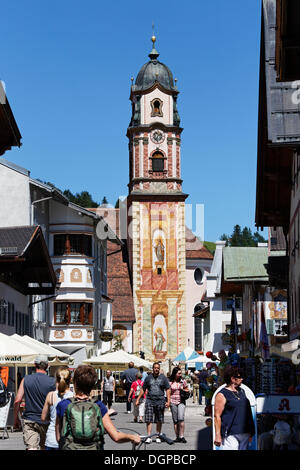 Obermarkt Quadrat und die katholische Pfarrkirche St. Peter und Paul, Mittenwald, Werdenfelser Land/Region, Oberbayern Stockfoto