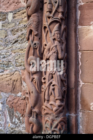 Walisische Krieger in phrygische Mütze auf W Spalte S Eingang Kilpeck Kirche: ein schönes Beispiel von Herefordshire Schule spätromanische schnitzen. Stockfoto