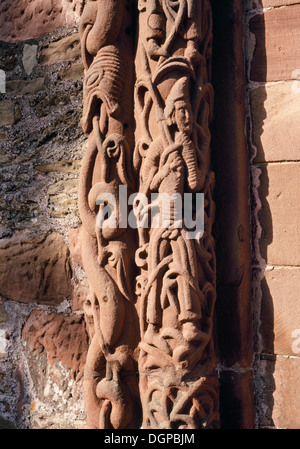 Walisische Krieger in phrygische Mütze auf W Spalte S Eingang Kilpeck Kirche: ein schönes Beispiel von Herefordshire Schule spätromanische schnitzen. Stockfoto