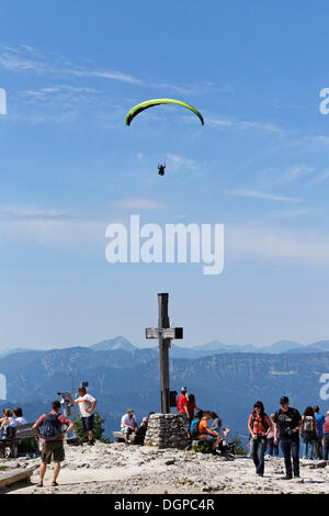 Gleitschirm Gleitschirmfliegen über den Gipfel-Kreuz von Kehlstein Berg, Berchtesgaden, Berchtesgadener Land, Bayern, Oberbayern Stockfoto