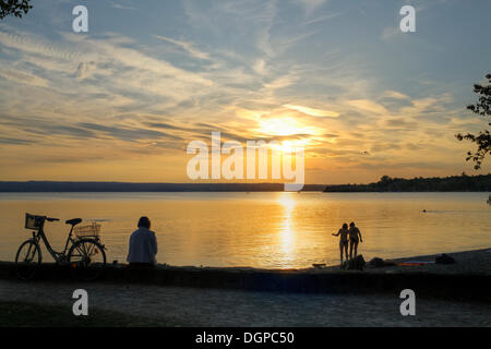 Sonnenuntergang am Ammersee-See, Herrsching am Ammersee, Fuenfseenland Region, Bayern, Oberbayern, PublicGround Stockfoto