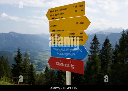 Wegweiser für Wanderer auf Katrin Berg, in der Nähe von Katergebirge Bergen Bad Ischl Salzkammergut Erholungsgebiet, Traunviertel region Stockfoto