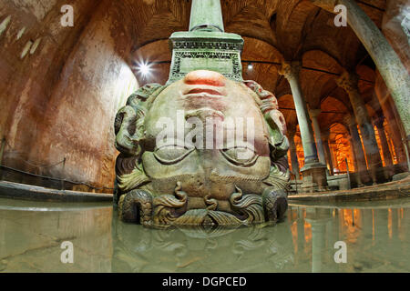 Kopf der Medusa in der Yerebatan-Zisterne oder Basilika Zisterne Yerebatan Sarnici, Sultanahmet, Istanbul, Europäische Side, Türkei Stockfoto