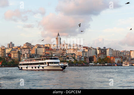 Fähre, Golden Horn, mit die Stadtteile Karakoy und Beyoglu, Galata Turm, Istanbul, europäische Seite, Türkei, Europa Stockfoto