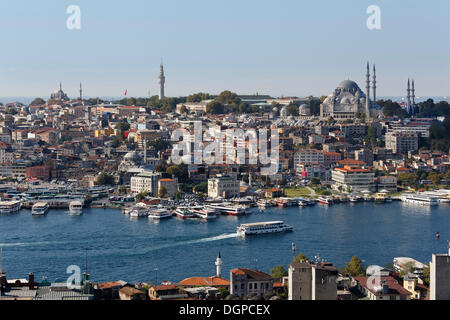 Goldene Horn mit Eminönü Nachbarschaft, Beyazit Tower, links, Süleymaniye-Moschee, rechts, Blick vom Galata Turm, Istanbul Stockfoto