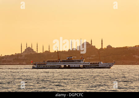 Fähre über den Bosporus, blaue Moschee und Hagia Sophia am Rücken, Blick von Üsküdar, Istanbul, Türkei, Europa Stockfoto