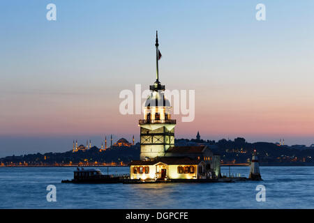 Leander Turm, Maiden Tower oder Kiz Kulesi, in den Bosporus in Üsküdar, blaue Moschee und Hagia Sophia an der Rückseite, Istanbul Stockfoto