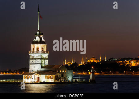 Leander Turm, Maiden Tower oder Kiz Kulesi, in den Bosporus in Üsküdar, blaue Moschee und Hagia Sophia an der Rückseite, Istanbul Stockfoto