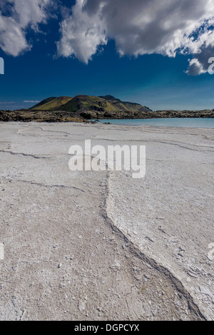 Kieselsäure-Ablagerungen im Wasser durch das Svartsengi Geothermie-Kraftwerk in der Nähe der blauen Lagune, Schwimmbädern, Island Stockfoto