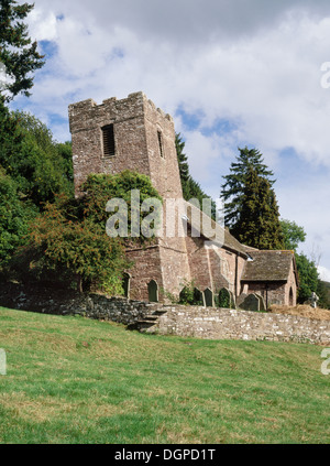 Turm und Chor der Cwmyoy mittelalterliche Kirche, Monmouthshire, verdreht durch Verrutschen der losen Sandstein Hügel in entgegengesetzte Richtungen. Stockfoto
