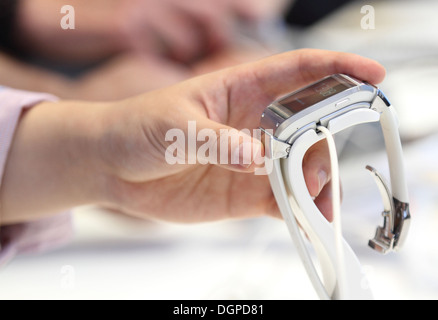 Berlin, Deutschland, das neue Samsung Galaxy Getriebe auf der IFA 2013 Besucher ausprobieren. Stockfoto