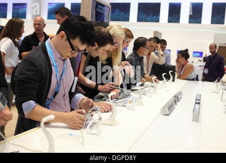 Berlin, Deutschland, das neue Samsung Galaxy Getriebe auf der IFA 2013 Besucher ausprobieren. Stockfoto