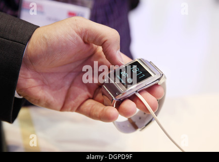 Berlin, Deutschland, werden der Besucher das neue Samsung Galaxy Getriebe auf der IFA 2013 testen Stockfoto