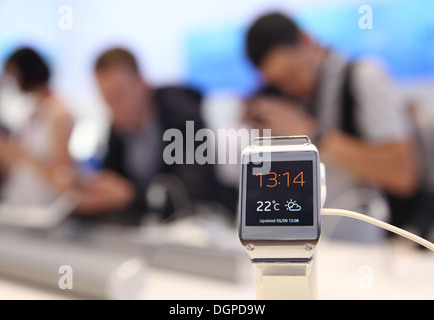 Berlin, Deutschland, das neue Samsung Galaxy Getriebe auf der IFA 2013 Besucher ausprobieren. Stockfoto