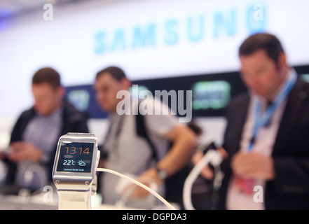 Berlin, Deutschland, das neue Samsung Galaxy Getriebe auf der IFA 2013 Besucher ausprobieren. Stockfoto