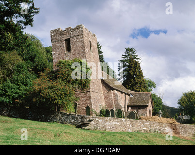Turm und Chor der Cwmyoy mittelalterliche Kirche, Monmouthshire, verdreht durch Verrutschen der losen Sandstein Hügel in entgegengesetzte Richtungen. Stockfoto