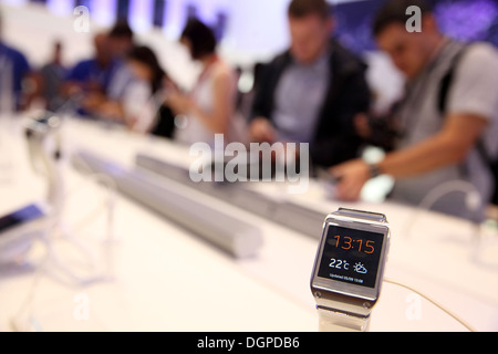 Berlin, Deutschland, das neue Samsung Galaxy Getriebe auf der IFA 2013 Besucher ausprobieren. Stockfoto