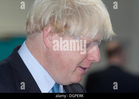 Greenwich London, UK. 24. Oktober 2013. Boris Johnson bei der Eröffnung einer neuen technischen Schule. HRH Prinz Andrew The Duke of York eröffnet ein neues Technikum an der technischen Universität in Royal Borough of Greenwich die Ingenieur- und Fähigkeiten für 14-18 Jahre zur Verfügung stellt, die alte Schüler/-innen sollen ihre Berufsaussichten zu verbessern. Er kam vom Londoner Bürgermeister Boris Johnson und Cllr Chris Roberts und Herrn Baker Gründer von Baker Dearin Trust Credit: Amer Ghazzal/Alamy Live-Nachrichten Stockfoto