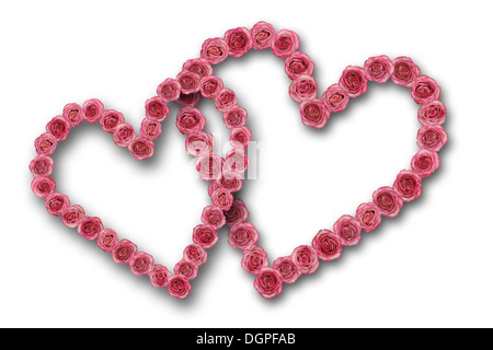 zwei Herzen, die mit Rosenblüten Stockfoto