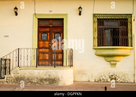Eingang eines Hauses an der Calzada Street, Granada, Nicaragua. Stockfoto