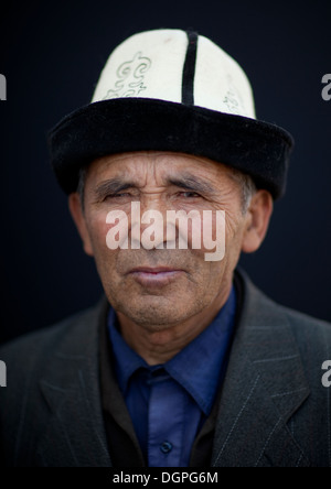 Alter Mann mit Kalpak Hut auf dem Tier Markt der Kochkor, Kirgisistan Stockfoto