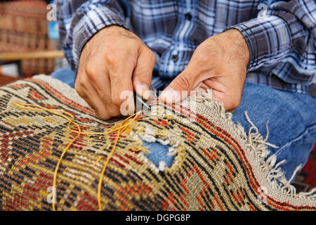 Mann Patchen ein Teppich, historischen Stadtteil Sultanahmet, Istanbul, Türkei, Europa Stockfoto