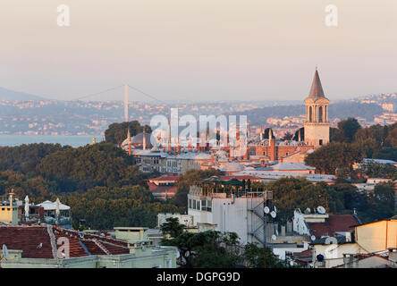 Topkapi-Palast, alte Stadt Sultanahmet mit Bosporus-Brücke auf der Rückseite, Istanbul, Türkei, Europa Stockfoto